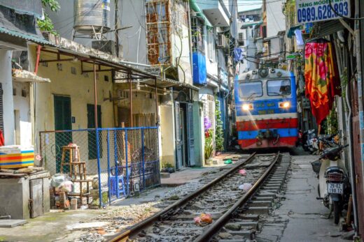 Read more about the article Hanoi Train Street στο Βιετνάμ. Το τραίνο έξω από το σπίτια…