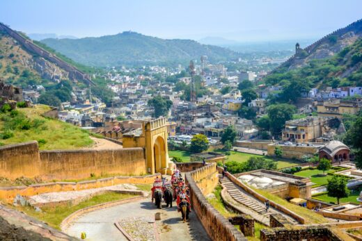 Read more about the article Ανηφορίζοντας στο κάστρο Amber Fort στην Ινδία, πάνω σε ελέφαντες!