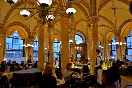 Read more about the article Στο ιστορικό Cafe Central στη Βιέννη.<br>Για καφέ και γλυκό!