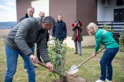 Read more about the article Μια «πράσινη» πρωτοβουλία από τη ΜΑΚΒΕΛ – EURIMAC<br>Δενδροφύτευση στη Δοϊράνη για το περιβάλλον!