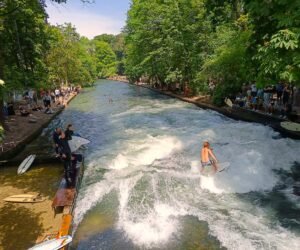 Eisbachwelle στο Μόναχο<br>Σερφάροντας στο κέντρο της πόλης!