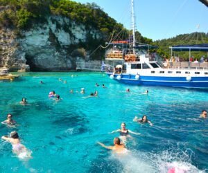 Παξοί-Αντίπαξοι με IOLE Travel!<br>Γαλάζιο σκηνικό και ατμόσφαιρα Maestro…
