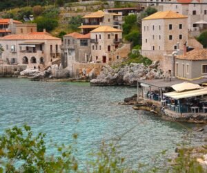 Λιμένι!<br>Το πέτρινο κόσμημα της Μάνης με τα γαλαζοπράσινα νερά !